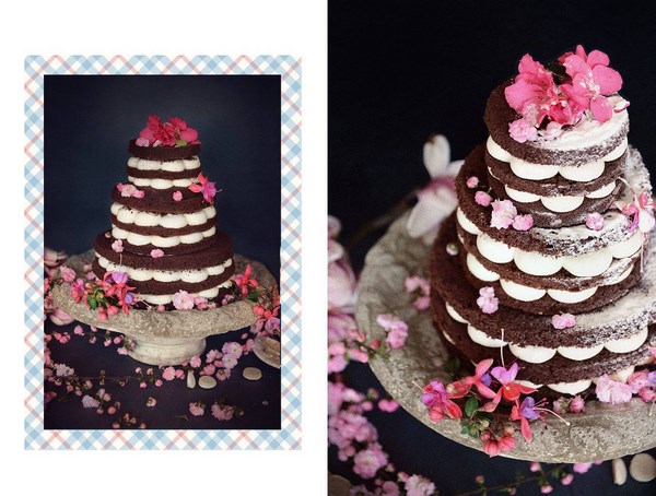 naked cake ze świeżymi różowymi kwiatami, tort bez masy cukrowej, biszkopt z owocami i kremem